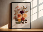 Gepresste Dahlie Print | Orangefarbenes botanisches Poster | Getrocknete Blumen Wandkunst