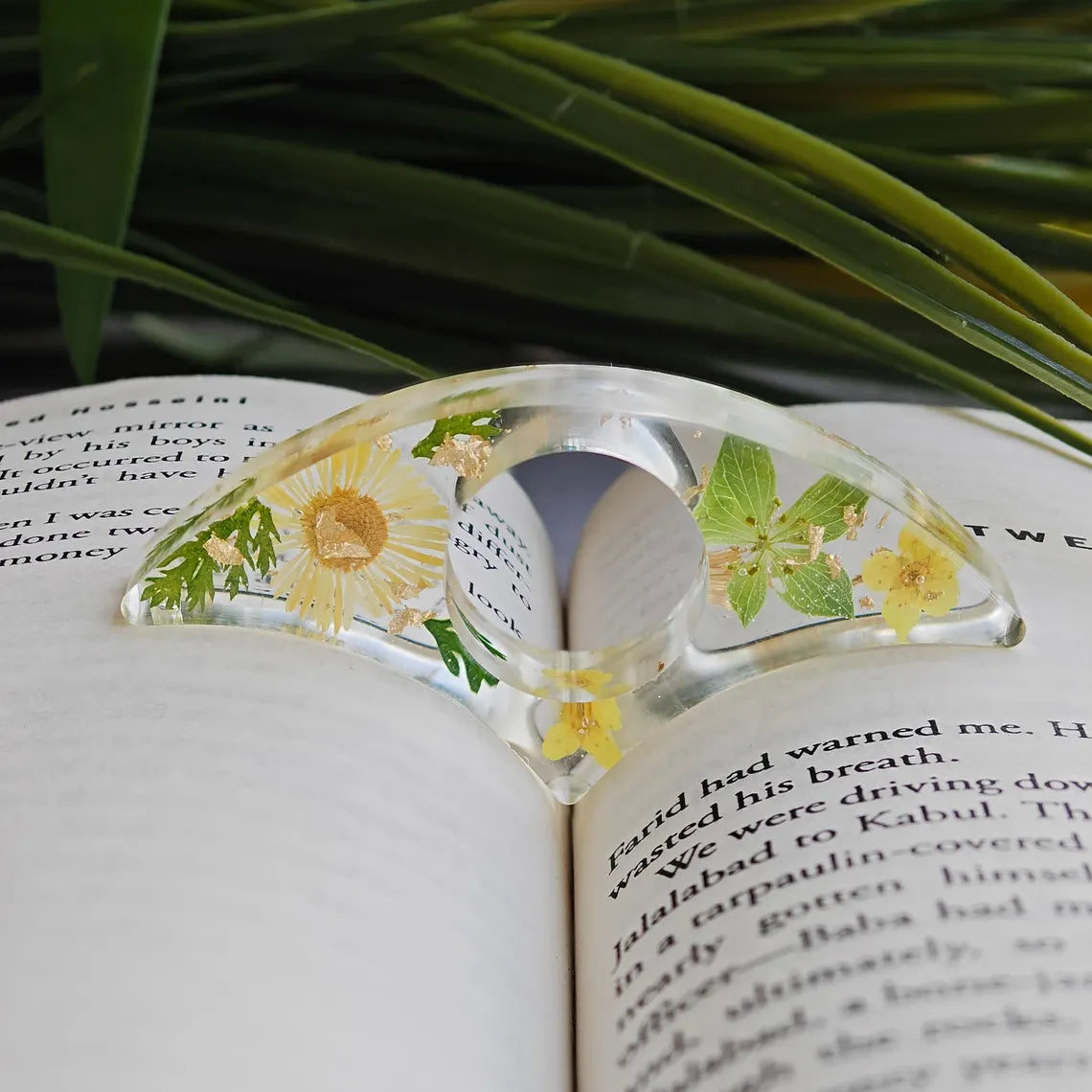 Herzförmiger Buchseitenhalter aus Harz mit echten Blumen, Lesezeichen für Buchliebhaber