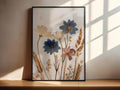 Gepresste Blumen Wandkunst – Blauer Kosmos Botanischer Druck – Getrocknete Wildblumen Poster – Vintage Pflanzenkunst