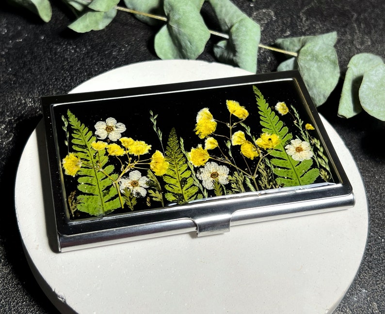Handgefertigter Visitenkartenhalter mit echten gepressten Trockenblumen, Kreditkartenhalter, Metalletui mit Kunstharz, Unikat