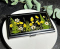 Handgefertigter Visitenkartenhalter mit echten gepressten Trockenblumen, Kreditkartenhalter, Metalletui mit Kunstharz, Unikat