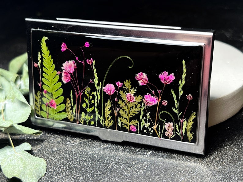 Handgefertigter Visitenkartenhalter mit echten gepressten Trockenblumen