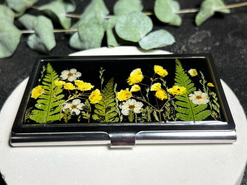 Handgefertigter Visitenkartenhalter mit echten gepressten Trockenblumen, Kreditkartenhalter, Metalletui mit Kunstharz, Unikat