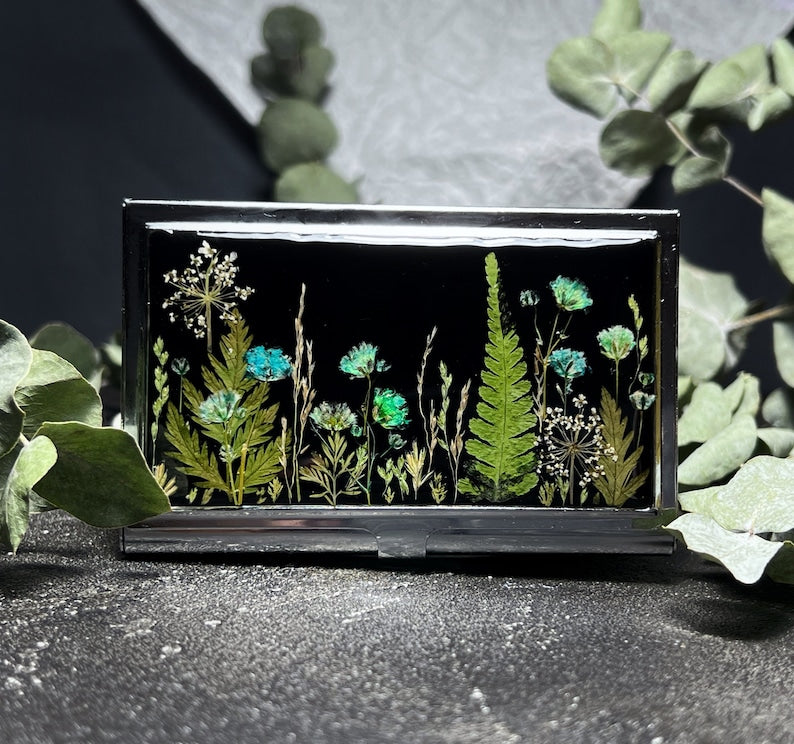 Visitenkartenhalter mit echten gepressten Trockenblumen, Kreditkartenhalter, Metalletui mit Kunstharz, Unikat