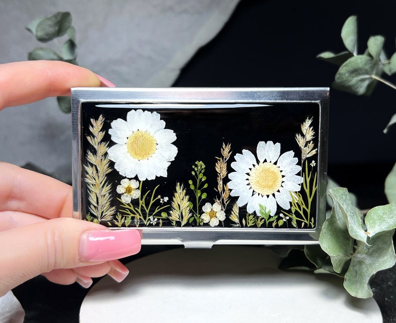 Kreditkartenhalter mit echten gepressten Trockenblumen, Metalletui