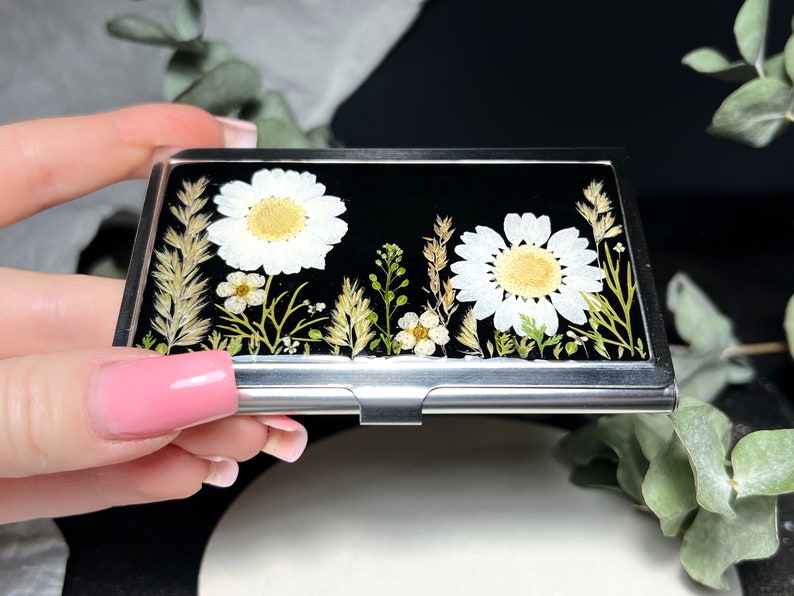 Kreditkartenhalter mit echten gepressten Trockenblumen, Metalletui