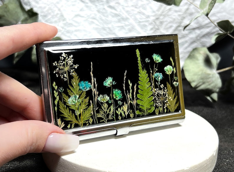 Visitenkartenhalter mit echten gepressten Trockenblumen, Kreditkartenhalter, Metalletui mit Kunstharz, Unikat
