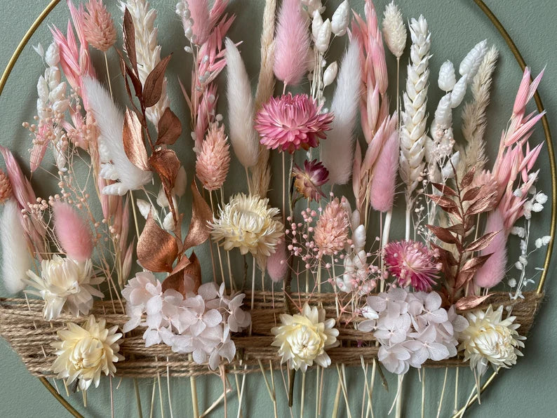 Rosa & weiße Trockenblumen Wanddeko – Boho Blumenkranz – Romantische Dekoration