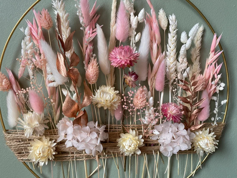 Rosa & weiße Trockenblumen Wanddeko – Boho Blumenkranz – Romantische Dekoration