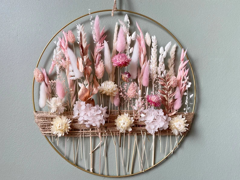 Rosa & weiße Trockenblumen Wanddeko – Boho Blumenkranz – Romantische Dekoration