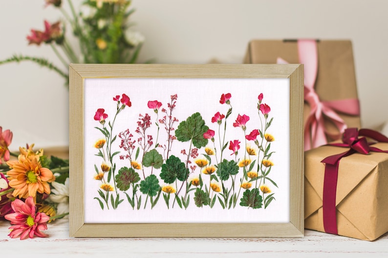 Echte gepresste Blumen Wandkunst, gelbe & rosa Blumen, getrocknete Blätter, 20x30cm Holzrahmen