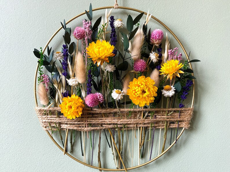 Getrocknete Blumen Wanddeko mit Gelben & Rosa Blüten – Boho Wanddekoration für Wohnzimmer