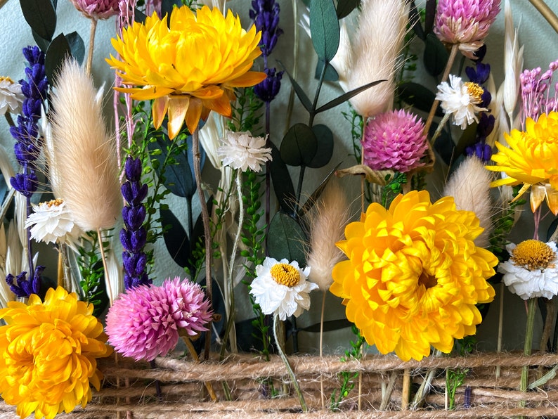 Getrocknete Blumen Wanddeko mit Gelben & Rosa Blüten – Boho Wanddekoration für Wohnzimmer