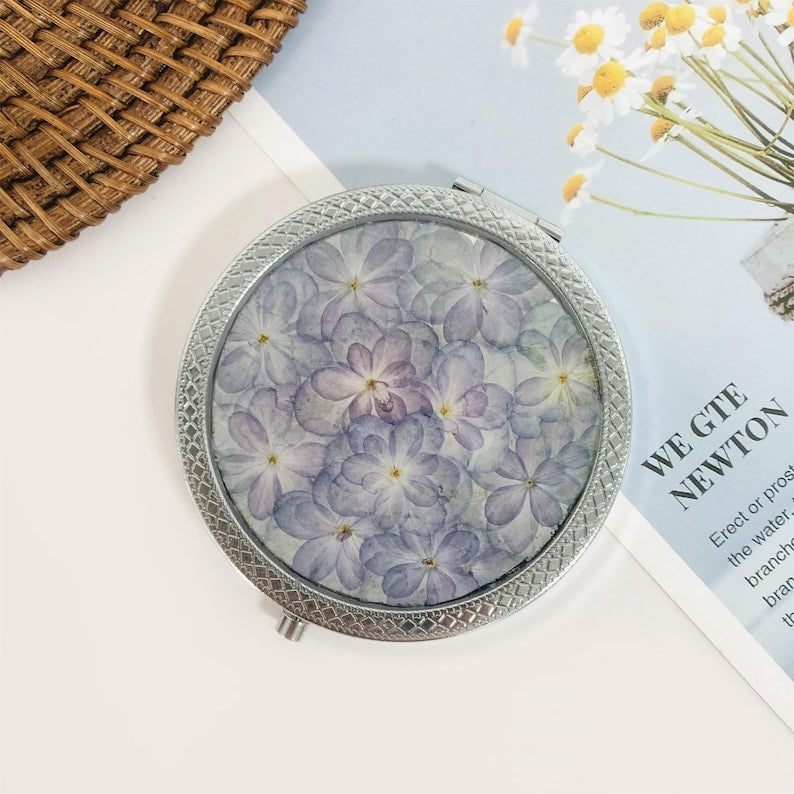 Blau Lila Blume Make-up Spiegel, handgemachter Kosmetikspiegel, 7 cm, Metallplattierung, echte Blüten, Reise Make-up Spiegel