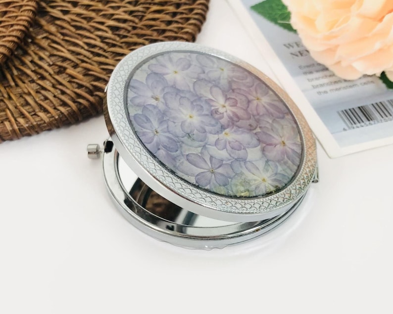 Blau Lila Blume Make-up Spiegel, handgemachter Kosmetikspiegel, 7 cm, Metallplattierung, echte Blüten, Reise Make-up Spiegel