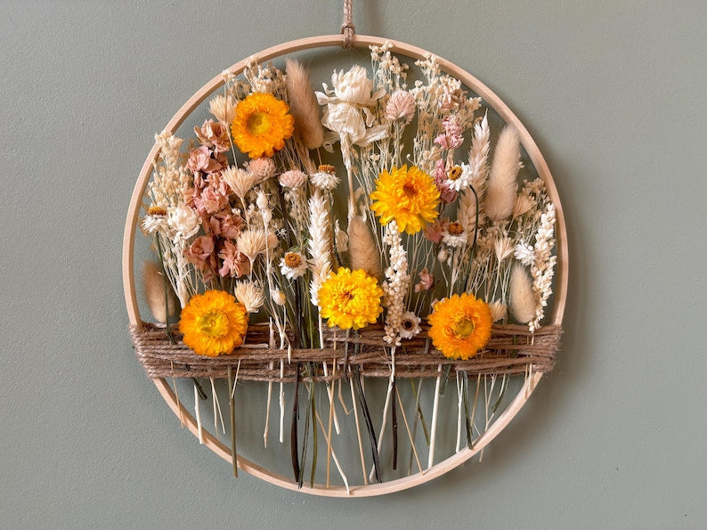 Rustikaler Holzkranz mit Margeriten & Trockenblumen – Boho Blumenring für Wanddeko