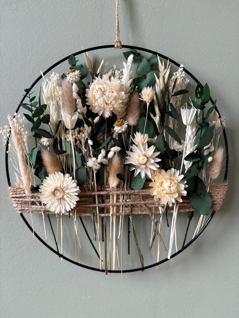 Trockenblumen Wandkranz mit Eukalyptus – Natürlicher Blumenring für Boho und modernes Wohndesign