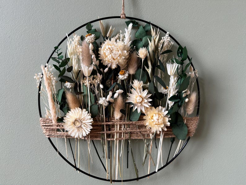 Trockenblumen Wandkranz mit Eukalyptus – Natürlicher Blumenring für Boho und modernes Wohndesign