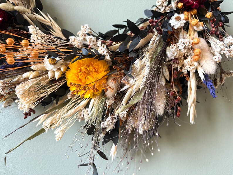 Handgefertigter asymmetrischer Boho Trockenblumenkranz mit Ringelblume und Burgunderblüten, Juteschnur, 30 cm