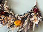 Handgefertigter asymmetrischer Boho Trockenblumenkranz mit Ringelblume und Burgunderblüten, Juteschnur, 30 cm