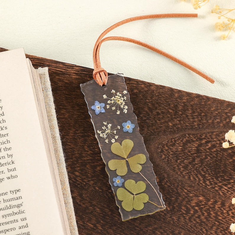 Harz Lesezeichen mit echten getrockneten Blumen und Kleeblatt, Lederquaste, handgefertigt