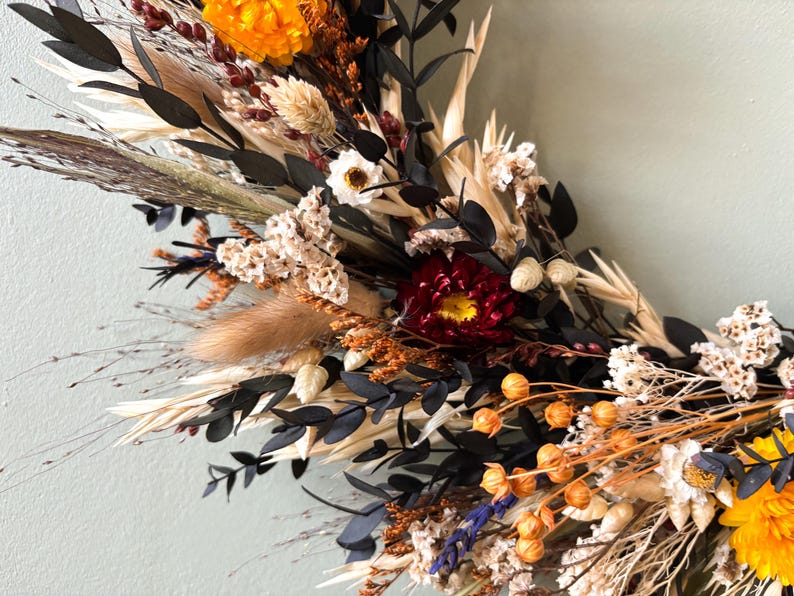 Handgefertigter asymmetrischer Boho Trockenblumenkranz mit Ringelblume und Burgunderblüten, Juteschnur, 30 cm