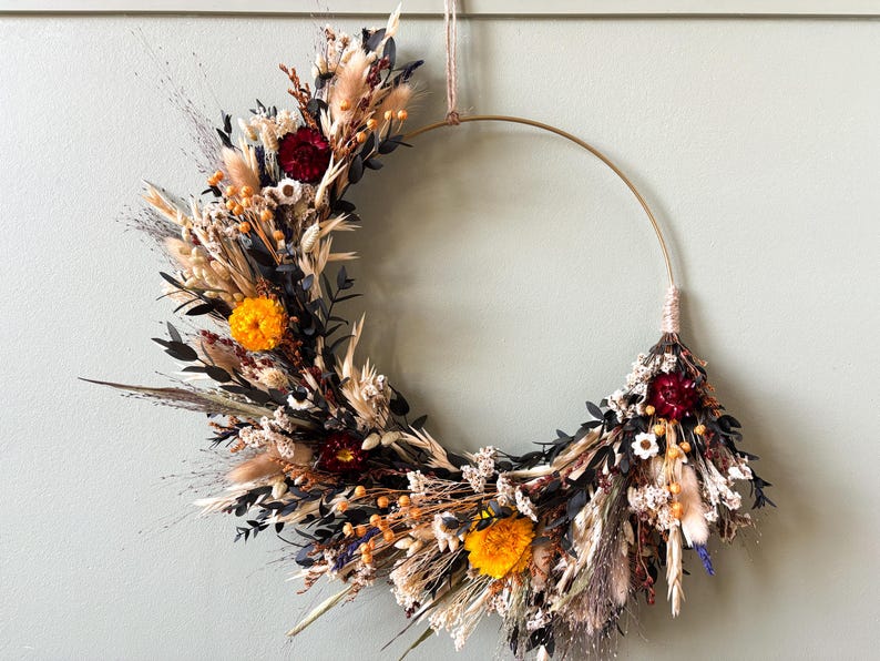 Handgefertigter asymmetrischer Boho Trockenblumenkranz mit Ringelblume und Burgunderblüten, Juteschnur, 30 cm