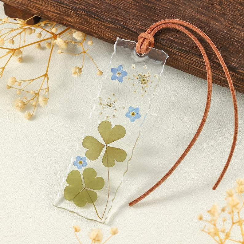 Harz Lesezeichen mit echten getrockneten Blumen und Kleeblatt, Lederquaste, handgefertigt
