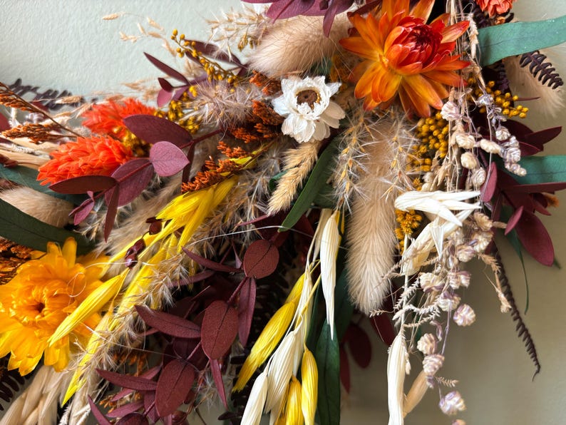 Trockenblumenkranz Herbst – Bordeaux Eukalyptus, Orange & Sonnengelb – Boho Cottagecore Wanddeko für Haustür