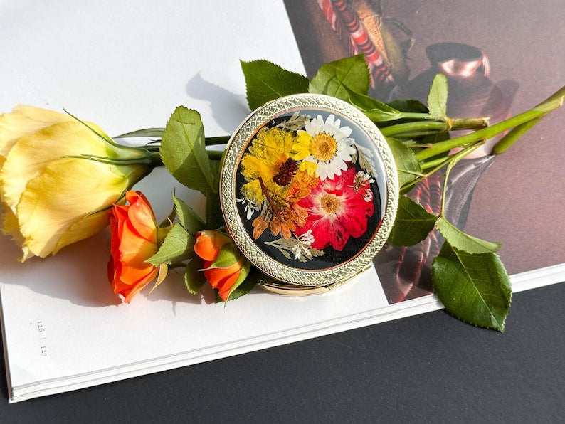 Handgemachte gepresste Blume Kompaktspiegel – Echte Blume, Gänseblümchen, Grüne Blätter, Goldfarbenes Finish, 7,8 cm