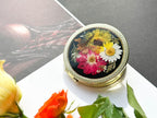 Handgemachte gepresste Blume Kompaktspiegel – Echte Blume, Gänseblümchen, Grüne Blätter, Goldfarbenes Finish, 7,8 cm