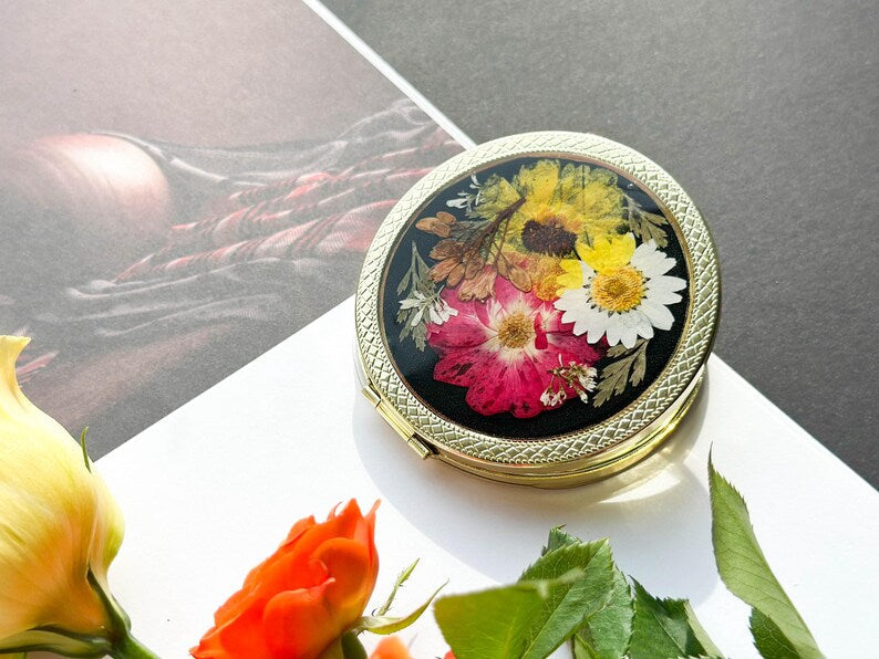 Handgemachte gepresste Blume Kompaktspiegel – Echte Blume, Gänseblümchen, Grüne Blätter, Goldfarbenes Finish, 7,8 cm