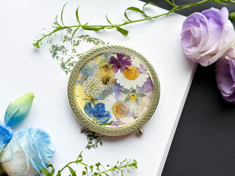 Silberner Taschenspiegel mit gepresster echter Blume, goldfarbenes Finish, Handwerkskosmetik, Hochzeitsgeschenk