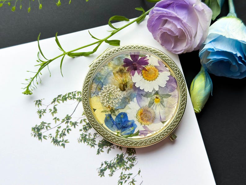 Silberner Taschenspiegel mit gepresster echter Blume, goldfarbenes Finish, Handwerkskosmetik, Hochzeitsgeschenk