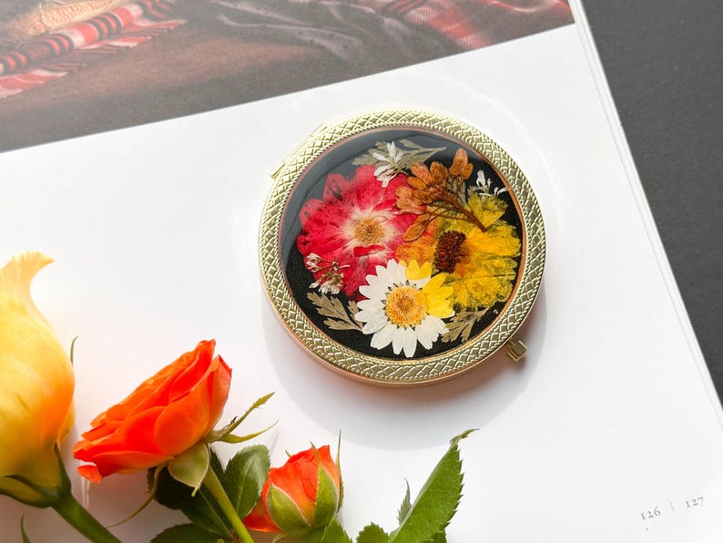 Handgemachte gepresste Blume Kompaktspiegel – Echte Blume, Gänseblümchen, Grüne Blätter, Goldfarbenes Finish, 7,8 cm