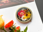 Handgemachte gepresste Blume Kompaktspiegel – Echte Blume, Gänseblümchen, Grüne Blätter, Goldfarbenes Finish, 7,8 cm