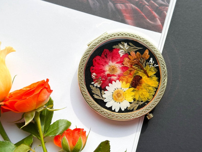 Handgemachte gepresste Blume Kompaktspiegel – Echte Blume, Gänseblümchen, Grüne Blätter, Goldfarbenes Finish, 7,8 cm