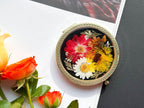 Handgemachte gepresste Blume Kompaktspiegel – Echte Blume, Gänseblümchen, Grüne Blätter, Goldfarbenes Finish, 7,8 cm