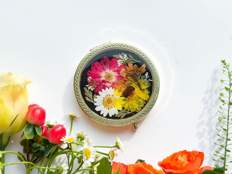 Handgemachte gepresste Blume Kompaktspiegel – Echte Blume, Gänseblümchen, Grüne Blätter, Goldfarbenes Finish, 7,8 cm