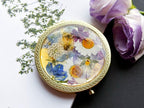Silberner Taschenspiegel mit gepresster echter Blume, goldfarbenes Finish, Handwerkskosmetik, Hochzeitsgeschenk