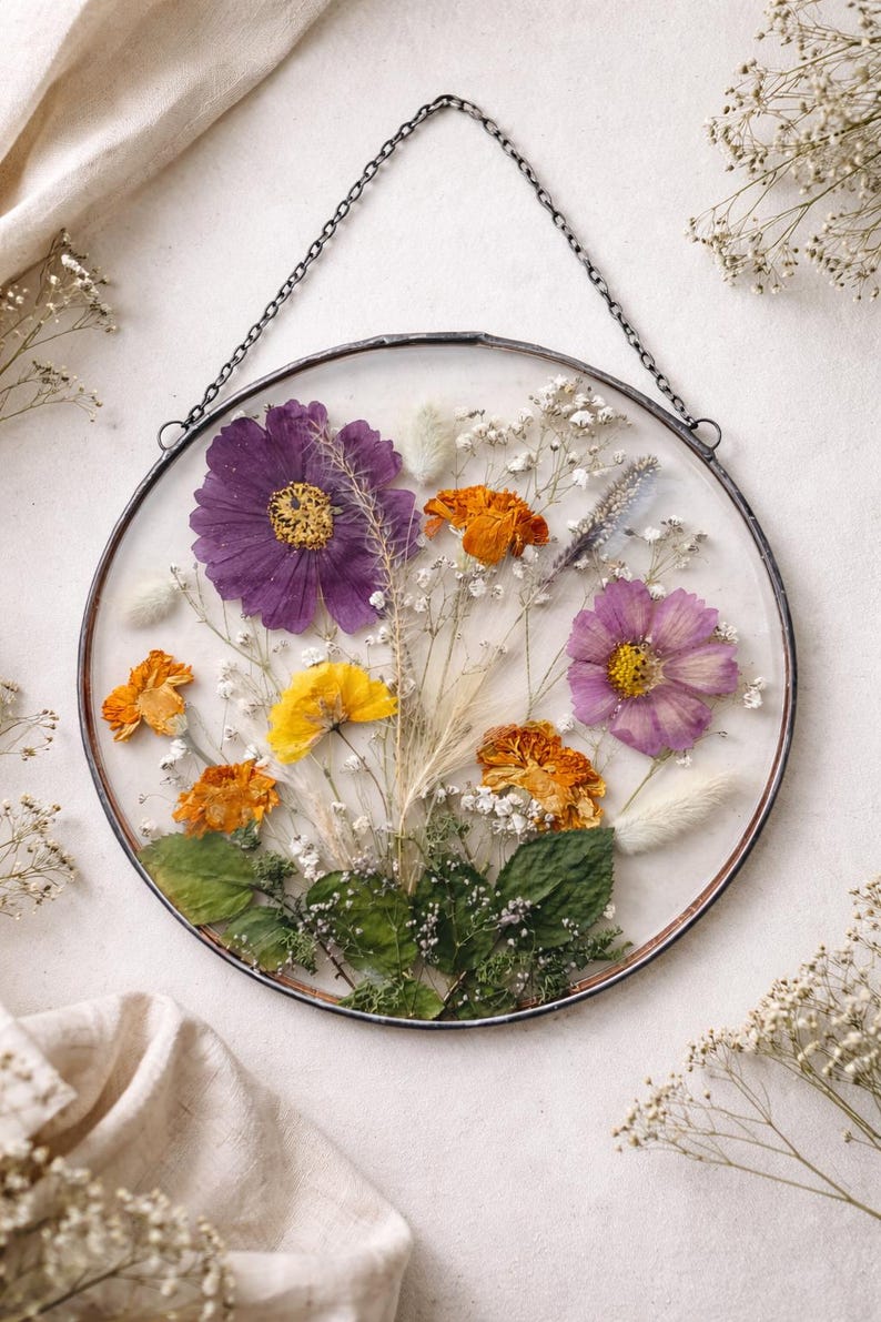 Rundes gepresstes Blumen-Buntglasdekor mit echtem Schmuckkörbchen und Ringelblume – 22 cm botanische Wandkunst