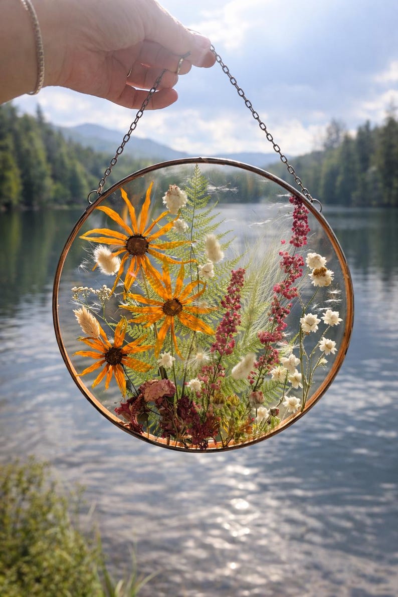 22 cm Runde Gepresste Blumen Wandkunst mit Gelben Blumen - Botanischer Glasdekor